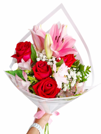 Buque de rosas e lírio